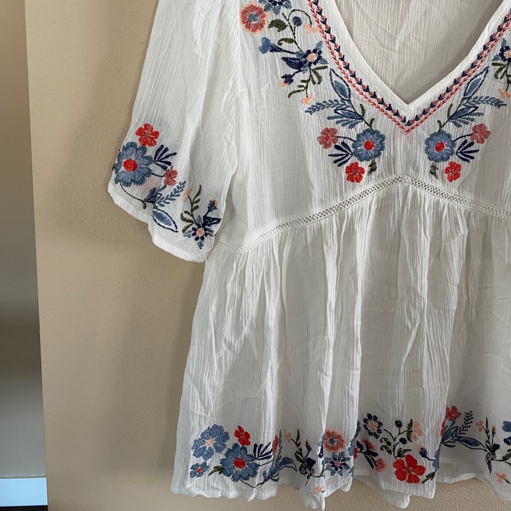 Floral embroidered white tee shirt - Picture 3 of 7